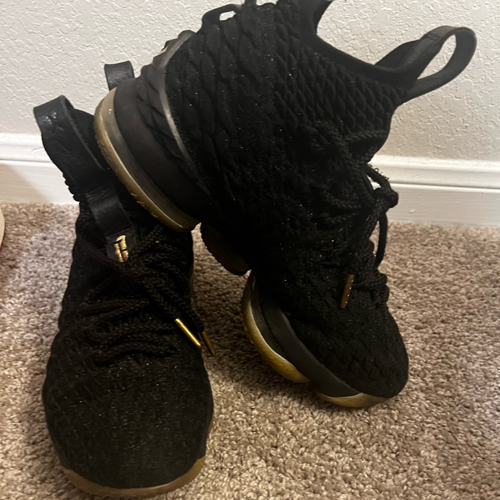 LeBron 
Kids 5.5 Y